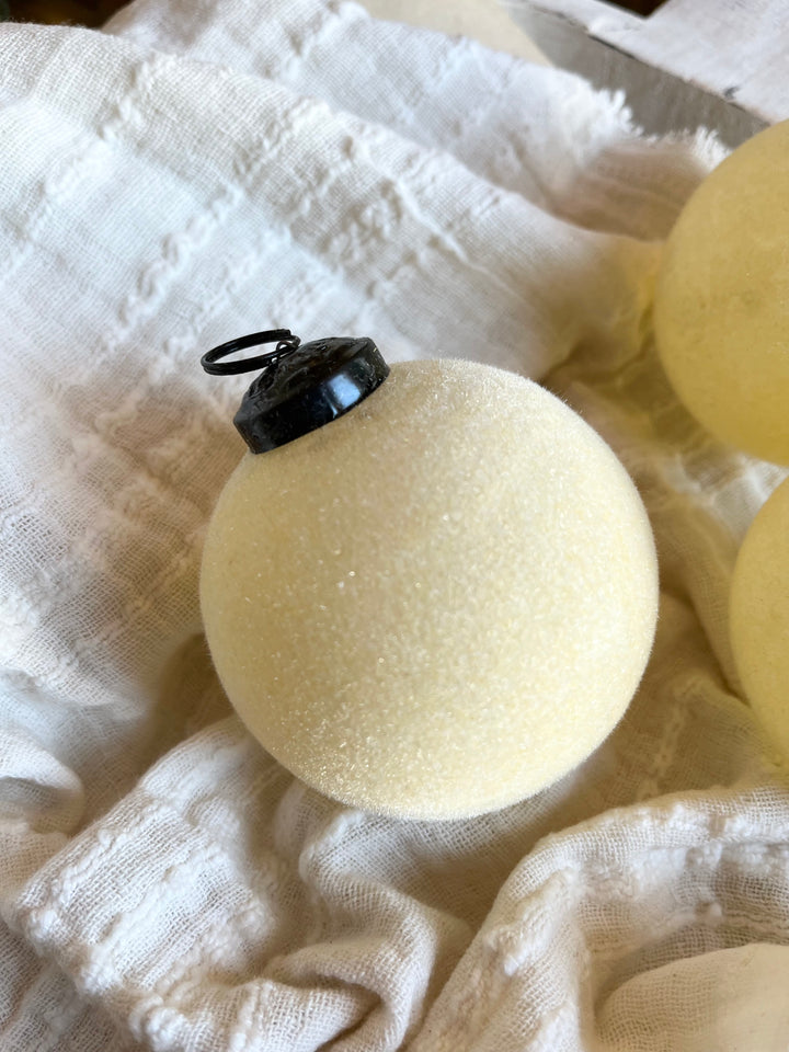 Velvet Ornament - cream